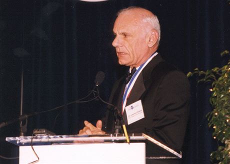 Lawrence Roberts (1937 - 2018) v roce 2001 získal Cenu Charlese Drapera za...