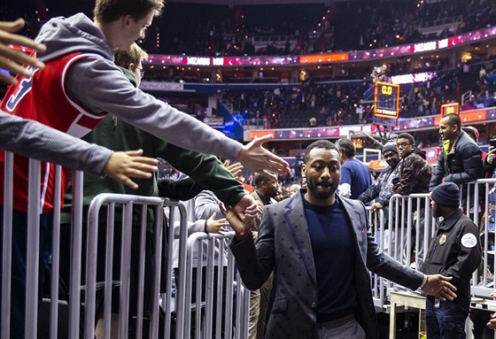 Washingtonský kapitán John Wall míí do útrob haly po výhe nad Charlotte.