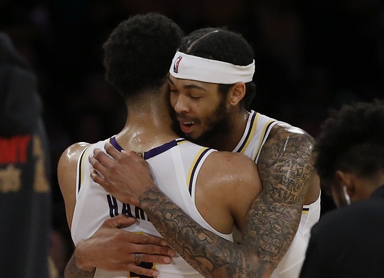 Brandon Ingram (vpravo) a Josh Hart se radují z výhry LA Lakers nad Sacramentem.