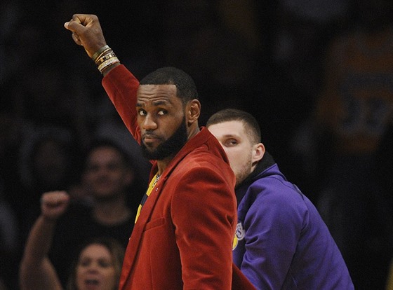LeBron James slaví trefu LA Lakers.