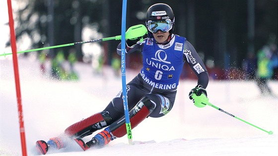 Norská lyaka Nina Haverová-Lösethová na trati slalomu v Semmeringu