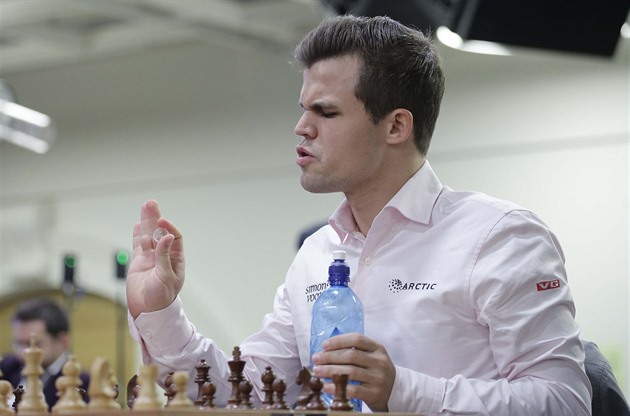 Prohra po dvou letech. A po jednoduché chybě, káral se šachový fenomén Carlsen