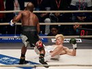 Floyd Mayweather posílá na podlahu ringu japonského kickboxera Tenina Nasukawu.