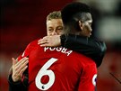 Trenér Ole Gunnar Solskjaer a záloník Paul Pogba se radují z výhry v ligovém...