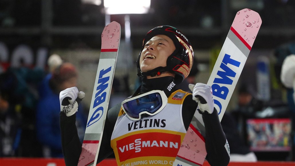 Japonský skokan Rjoju Kobaja�i oslavuje triumf v prvním závod� Turné �ty�...