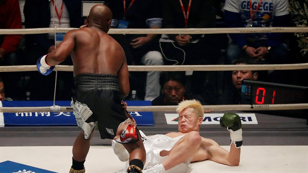 Floyd Mayweather posílá na podlahu ringu japonského kickboxera Ten�ina Nasukawu.