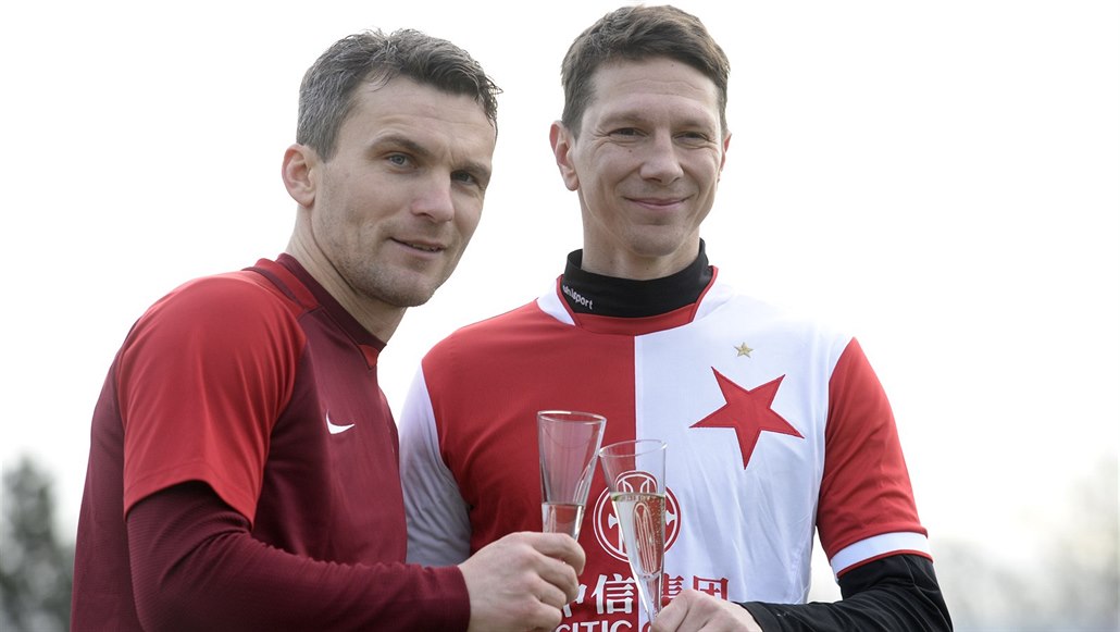 Silvestrovské derby: David Lafata ze Sparty (vlevo) a Ji�í Bílek ze Slavie p�i...