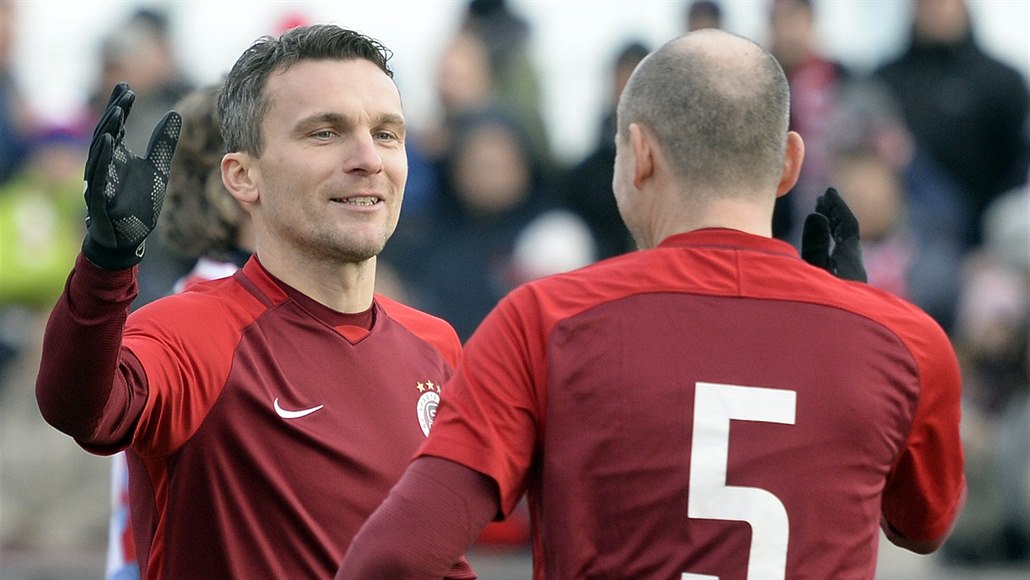 David Lafata (vlevo) ze Sparty b�hem silvestrovského derby internacionál� do 35...