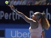 Americká tenistka Serena Williamsová servíruje na Hopman Cupu