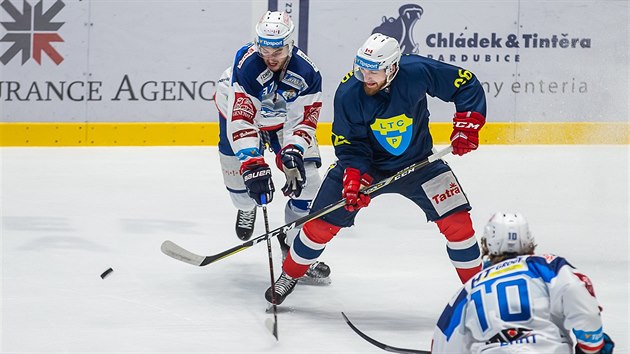 Momentka z duelu Pardubice (v modrm) vs. Kometa Brno.