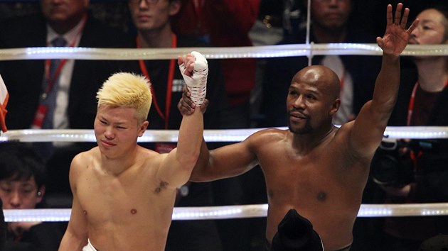 Floyd Mayweather (vpravo) a Tenin Nasukawa po exhibinm souboji.