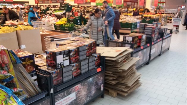 Inspektoi esk obchodn inspekce zaveli provozovny obchodnho etzce v Plzeskm a Karlovarskm kraji, v obchodech toti bylo tyikrt vc pyrotechniky, ne povoluje zkon. (31. prosince 2018)