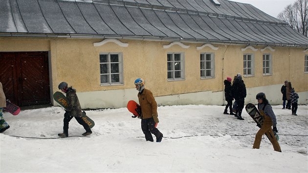 Horsefeathers Iron Jam 2017, zvod snowboardist a lya na umle vybudovan drze v centru elezn Rudy. Zvodnci divkm pedvedli skoky, akrobatick figury i skluzy po zbradl.