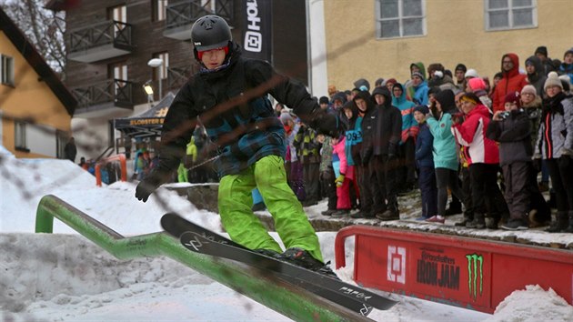 Horsefeathers Iron Jam 2017, zvod snowboardist a lya na umle vybudovan drze v centru elezn Rudy. Zvodnci divkm pedvedli skoky, akrobatick figury i skluzy po zbradl.