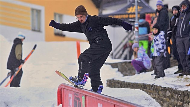 Horsefeathers Iron Jam 2017, zvod snowboardist a lya na umle vybudovan drze v centru elezn Rudy. Zvodnci divkm pedvedli skoky, akrobatick figury i skluzy po zbradl.