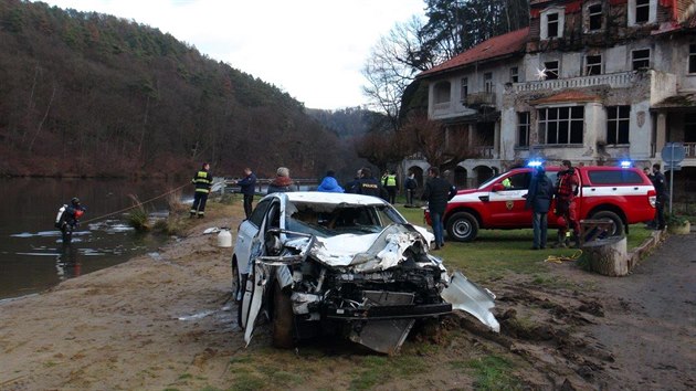 V Janov Vsi na Mlnicku sjelo auto do rybnka Harasov. Na mst zasahuj vechny zchrann sloky vetn leteckch zchran a potp. (31.12.2018)