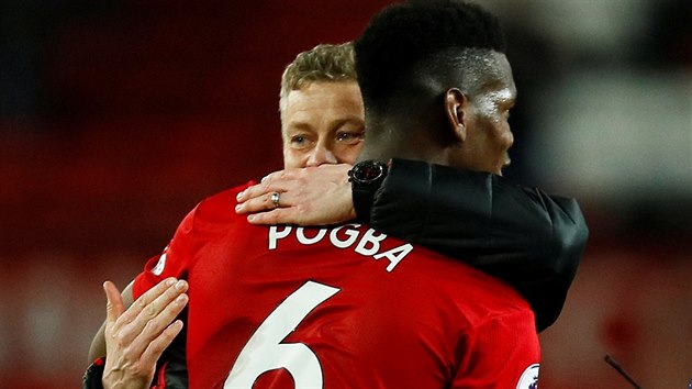 Trenr Ole Gunnar Solskjaer a zlonk Paul Pogba se raduj z vhry v ligovm utkn nad Bournemouth.