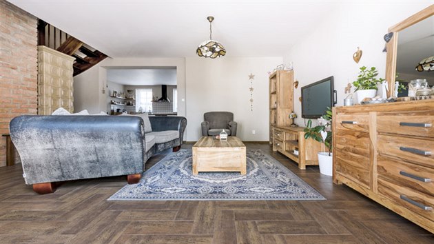 Nábytek do obývacího pokoje je z indického palisandru, koupený v Drážďanech v obchodním domě Höffner, křeslo je z IKEA.