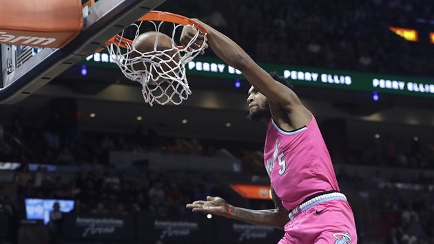 Derrick Jones Jr. (5) z Miami smeuje do koe Minnesoty.