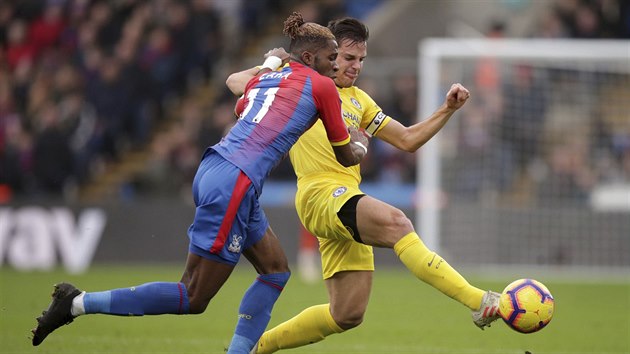 Wilfried Zaha z Crystal Palace (vlevo) a Cesar Azpilicueta z Chelsea v souboji o m