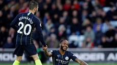 Raheem Sterling (na zemi) a Bernardo Silva z Manchesteru City.