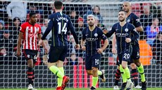 Fotbalisté Manchesteru City slaví gól na hiti Southamptonu. Zleva: Laporte,...