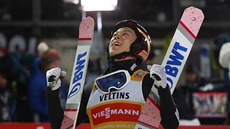 Japonský skokan Rjoju Kobaja�i oslavuje triumf v prvním závod� Turné �ty�...