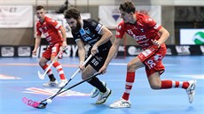 Boleslavský florbalista Jan Natov (vlevo) a Marek Bene z Tatranu Steovice.