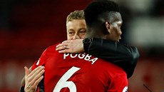 Trenér Ole Gunnar Solskjaer a zálo�ník Paul Pogba se radují z výhry v ligovém...