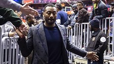 Washingtonský kapitán John Wall míí do útrob haly po výhe nad Charlotte.