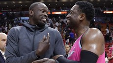 Luol Deng (vlevo) z Minnesoty a Dwyane Wade z Miami se baví o starých dobrých...