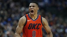 Russell Westbrook z Oklahoma City reaguje na svou trefu proti Dallasu.