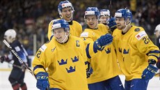 Švédští hokejisté do 20 let slaví gól do americké sítě.
