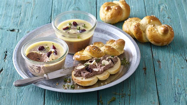 Dom�c� pa�tika z ku�ec�ch jater s housti�kami + stepy