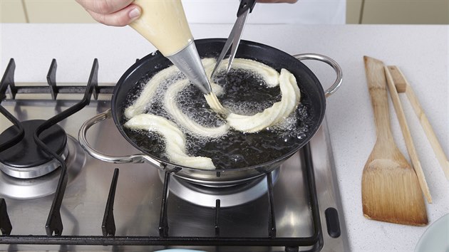 Churros s �okol�dovou om��kou