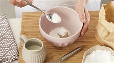 Z dro�dí, l�íce cukru, poloviny vla�ného mléka a l�íce mouky p�ipravíme kvásek