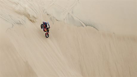 Matthias Walkner se potk s psenmi nstrahami v prvn etap Rallye Dakar.