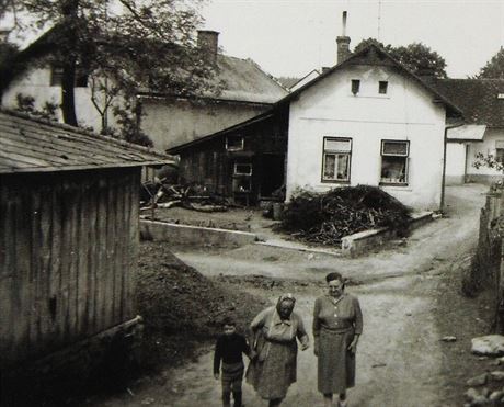 Objekty bývalé árské drbeárny po roce 1930, kdy stavení pokodil poár.