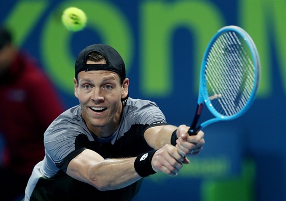 Tomá Berdych v duelu s Fernandem Verdascem na turnaji v Dauhá.