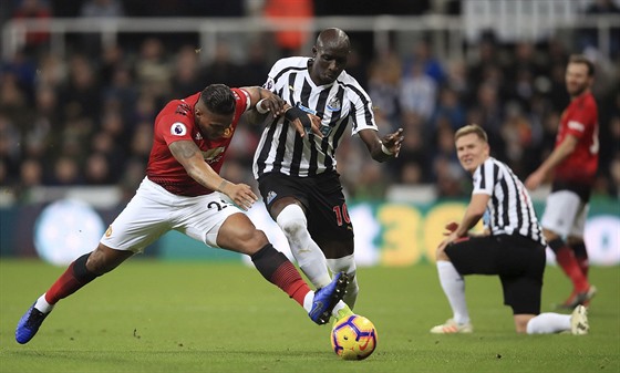 Antonio Valencia (vlevo) z Manchesteru United a  Mohamed Diame z Newcastlu...