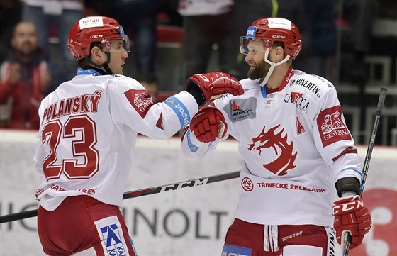 Jiří Polanský (vlevo) a Martin Růžička z Třince oslavují gól.
