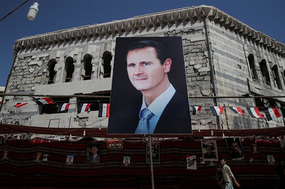 Portrét syrského prezidenta Baára Asada ve mst Dúmá v blízkosti Damaku (17....