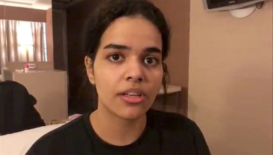 Rahaf Kunúnová na snímku z videa, které natoila z pokoje letitního hotelu,...