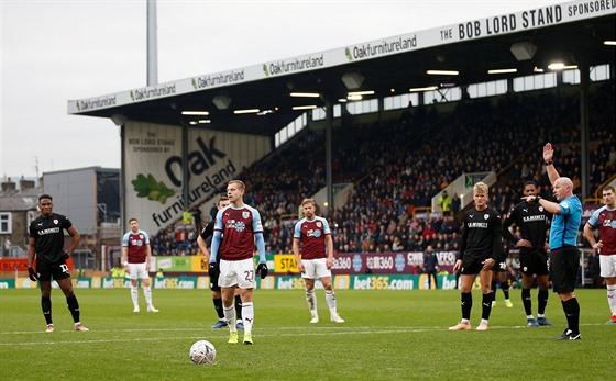 eský útoník ve slubách Burnley Matj Vydra (uprosted) zaídil penaltu v...