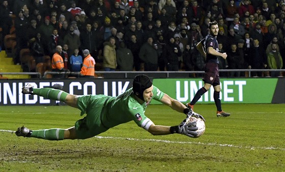 Branká Arsenalu Petr ech zasahuje v zápase FA cupu proti Blackpoolu.