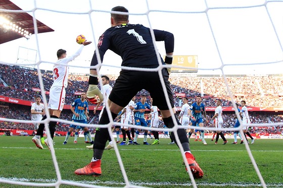 Tomáš Vaclík v brance Sevilly dostává gól od Antoinea Griezmanna z Atlética...