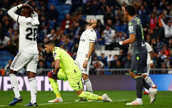 Fotbalisté Realu Madrid (v bílém) litují promarnné ance v duelu s Realem...