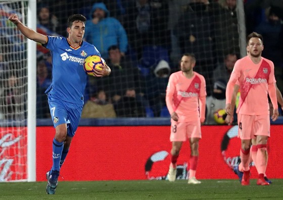 Jaime Mata z Getafe (vlevo) se raduje s gólu v zápase s Barcelonou.