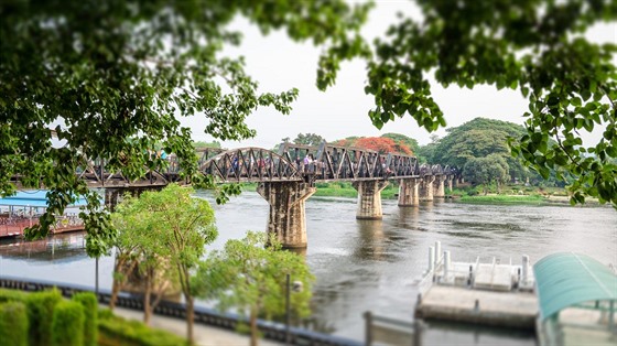 Mosty přes řeku Kwai byly původně dva - jeden dřevěný a 100 metrů od něj...