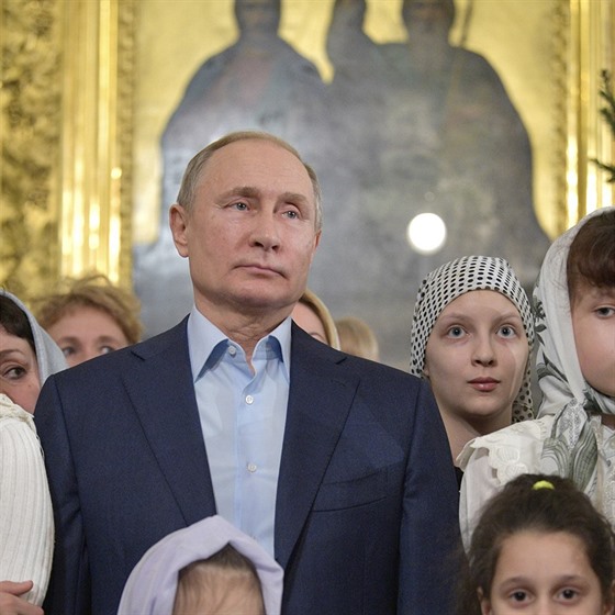 Ruský prezident Vladiimir Putin pi vánoní mi v pravoslavné katedrále v...